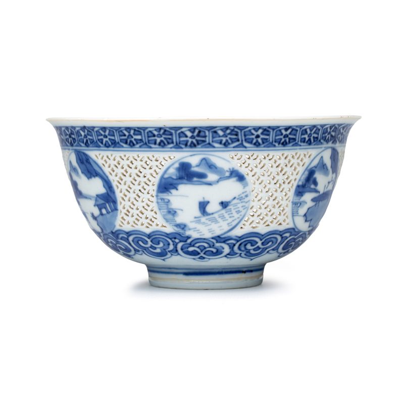 A pair of Chinese blue and white reticulated 'Linglong' bowls with landscape panels - 图15