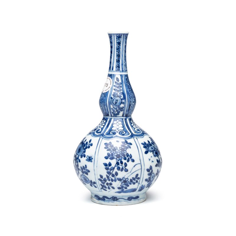 A Chinese blue and white double-gourd vase with floral design - 图4