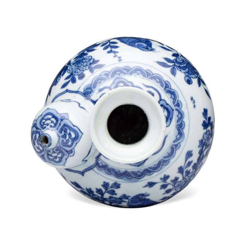 A Chinese blue and white 'Birds among Flowering Branches' kendi - 图6