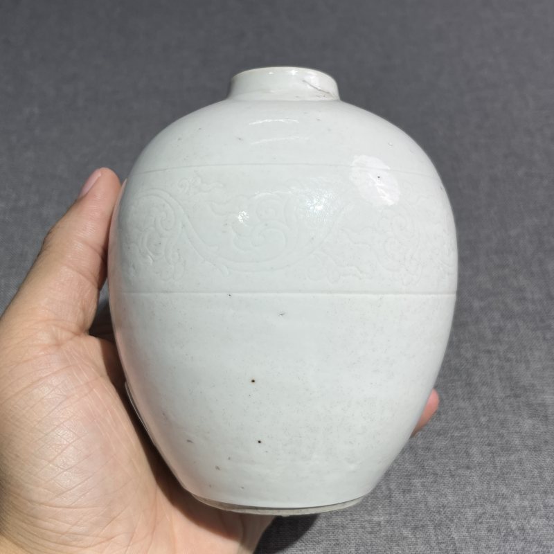 清乾隆白釉暗刻花卉纹罐 - 图4