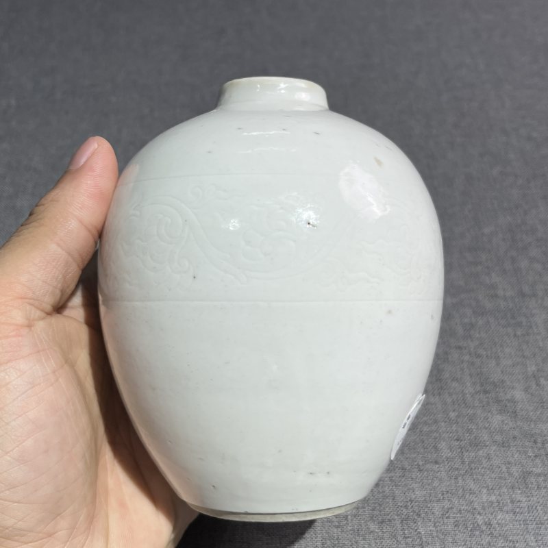 清乾隆白釉暗刻花卉纹罐 - 图5