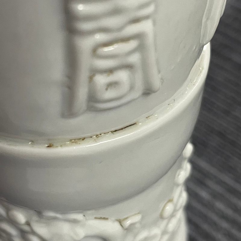 清 白釉浮雕寿字梅花纹花瓶一对 - 图18
