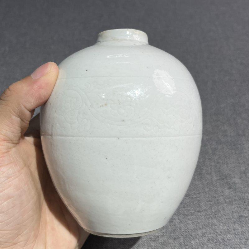 清乾隆白釉暗刻花卉纹罐 - 图6