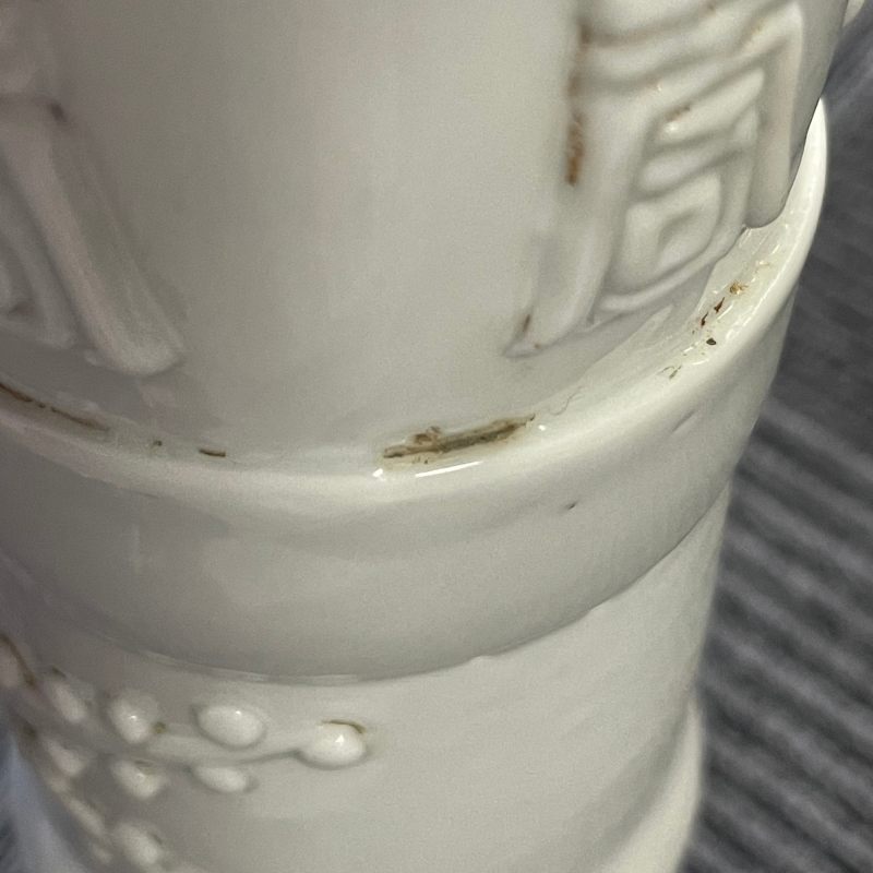 清 白釉浮雕寿字梅花纹花瓶一对 - 图20