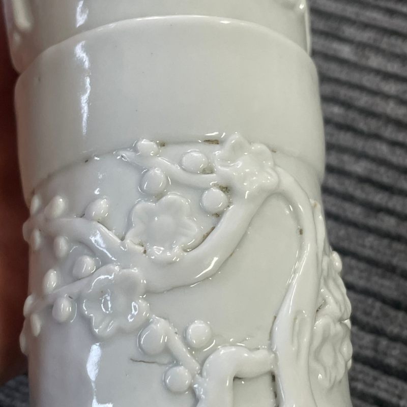 清 白釉浮雕寿字梅花纹花瓶一对 - 图21