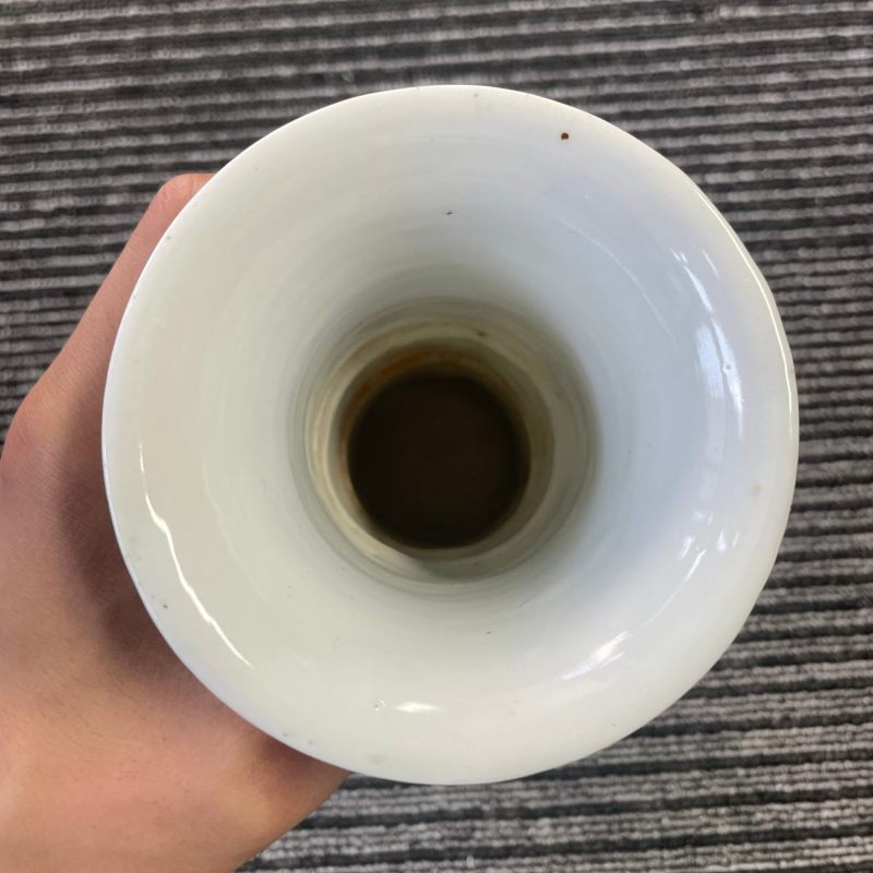 清 白釉浮雕寿字梅花纹花瓶一对 - 图12
