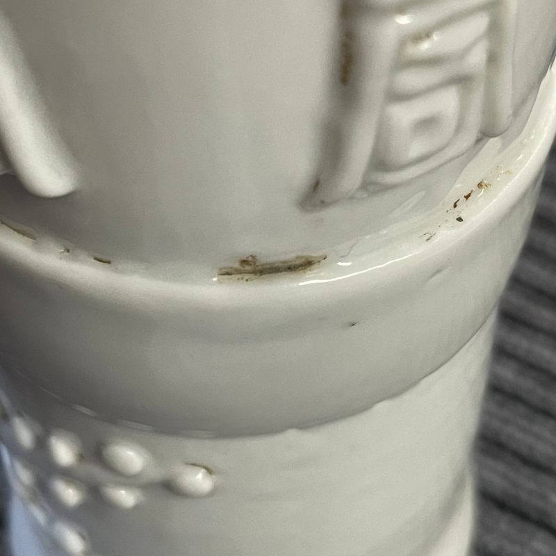 清 白釉浮雕寿字梅花纹花瓶一对 - 图22