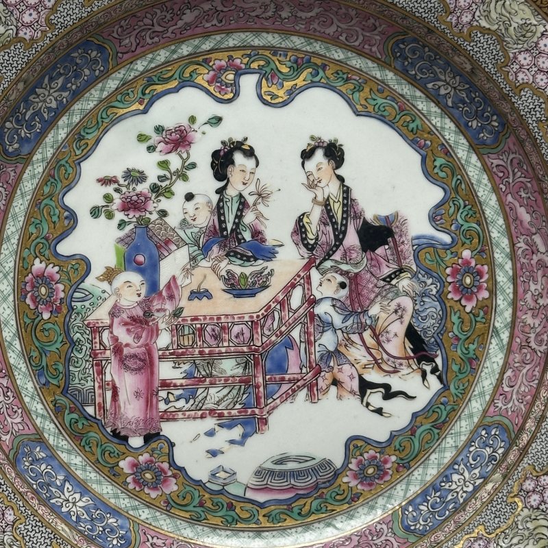 清雍正 外胭脂内粉彩仕女婴戏图盘 - 图3