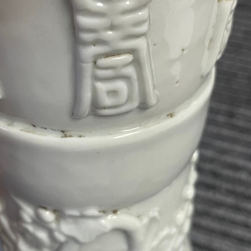 清 白釉浮雕寿字梅花纹花瓶一对 - 图24