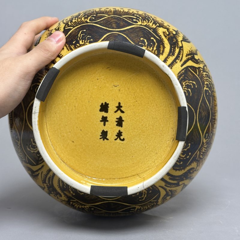 清光绪 黄地墨彩万福纹天球瓶 - 图6