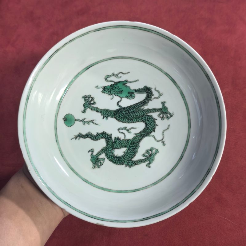 清康熙 白釉暗刻绿龙纹盘 - 图5