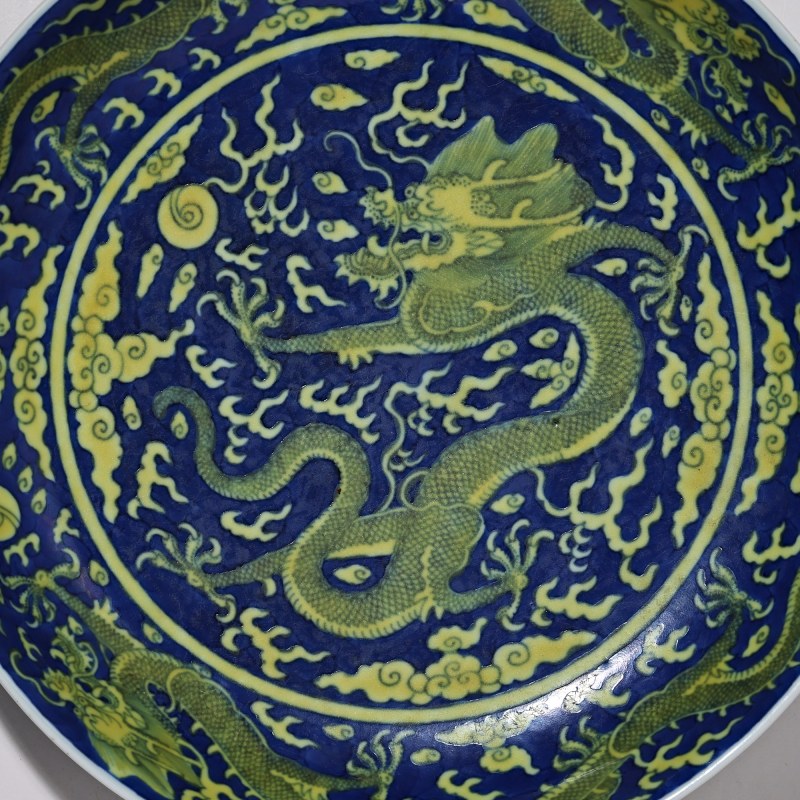 清嘉庆 青花黄彩云龙纹大盘 - 图2