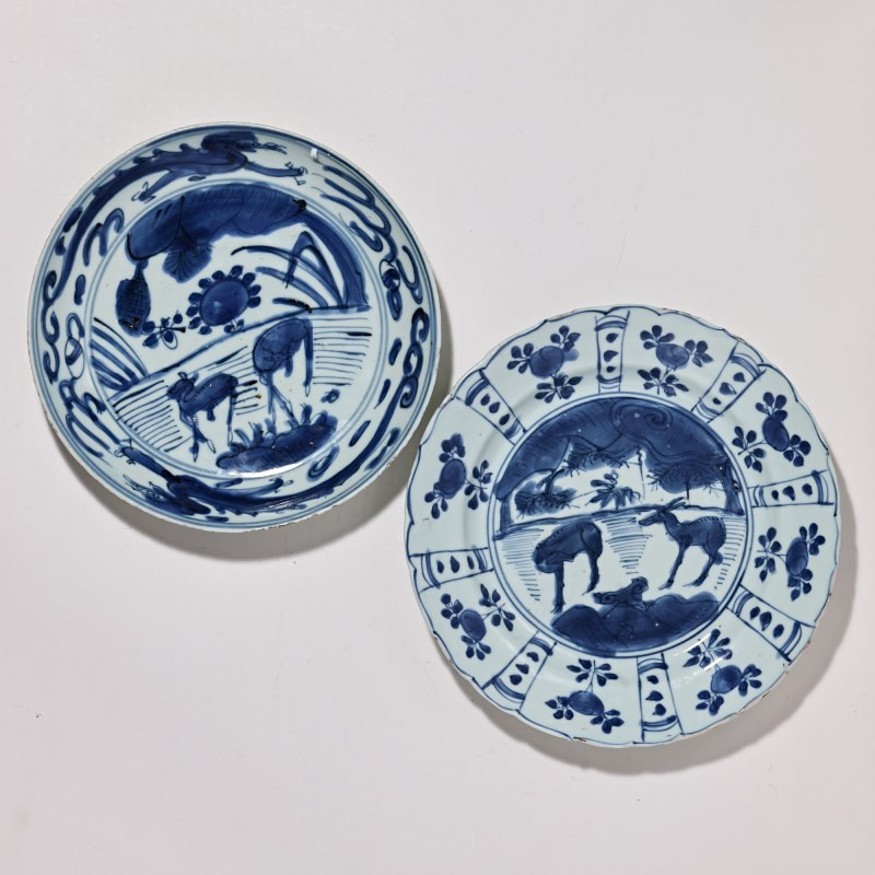 明晚期 青花松鹿纹盘两只 - 图1