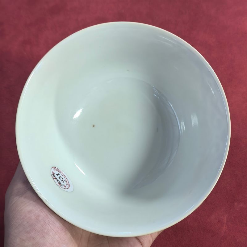清乾隆 珊瑚红地留白缠枝花卉纹碗 - 图6