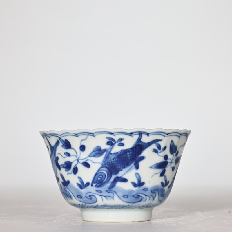 清康熙 青花鱼藻纹花口杯
