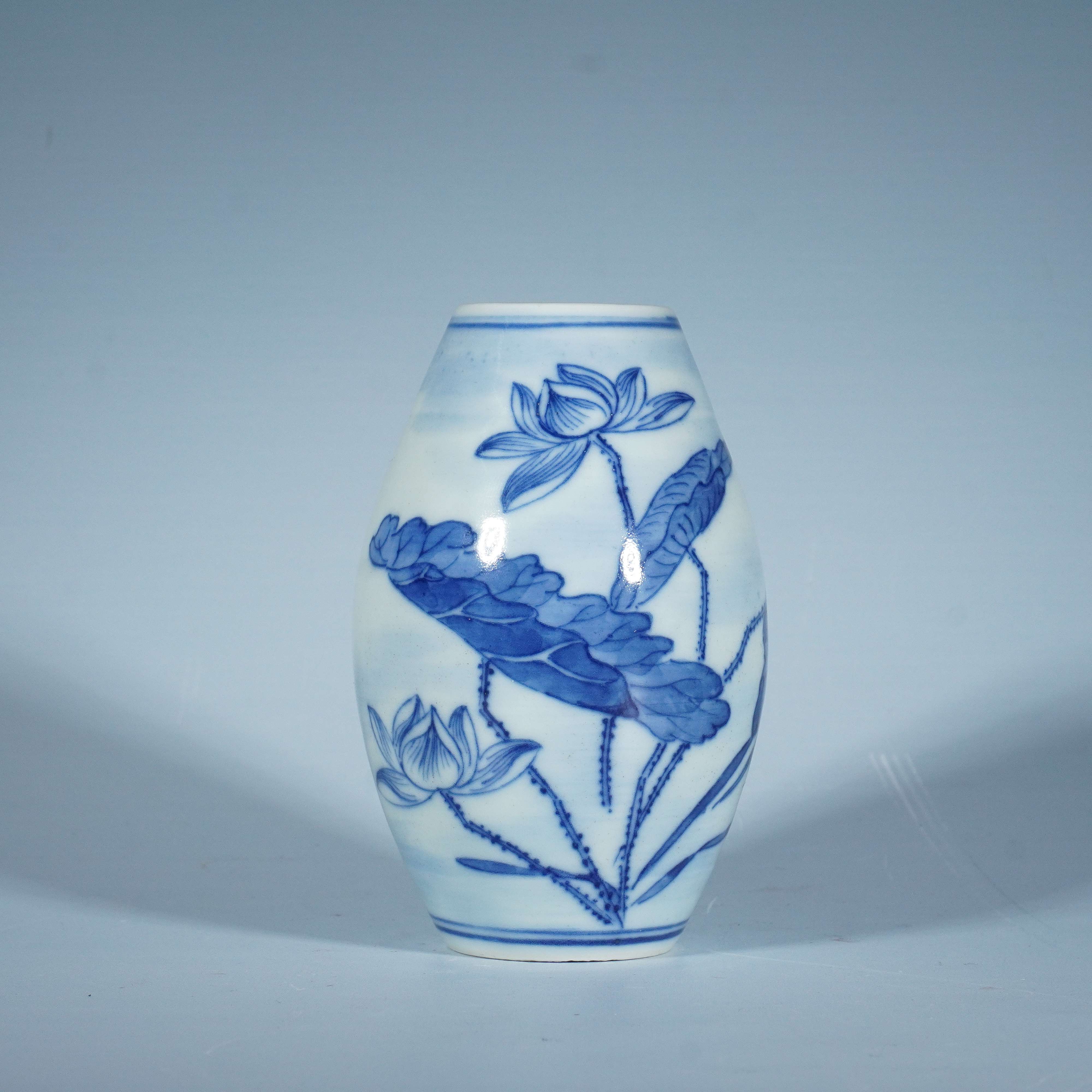 清中期青花荷花橄榄尊-多宝古瓷宝典