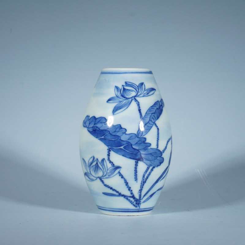 清中期青花荷花橄榄尊 - 图1