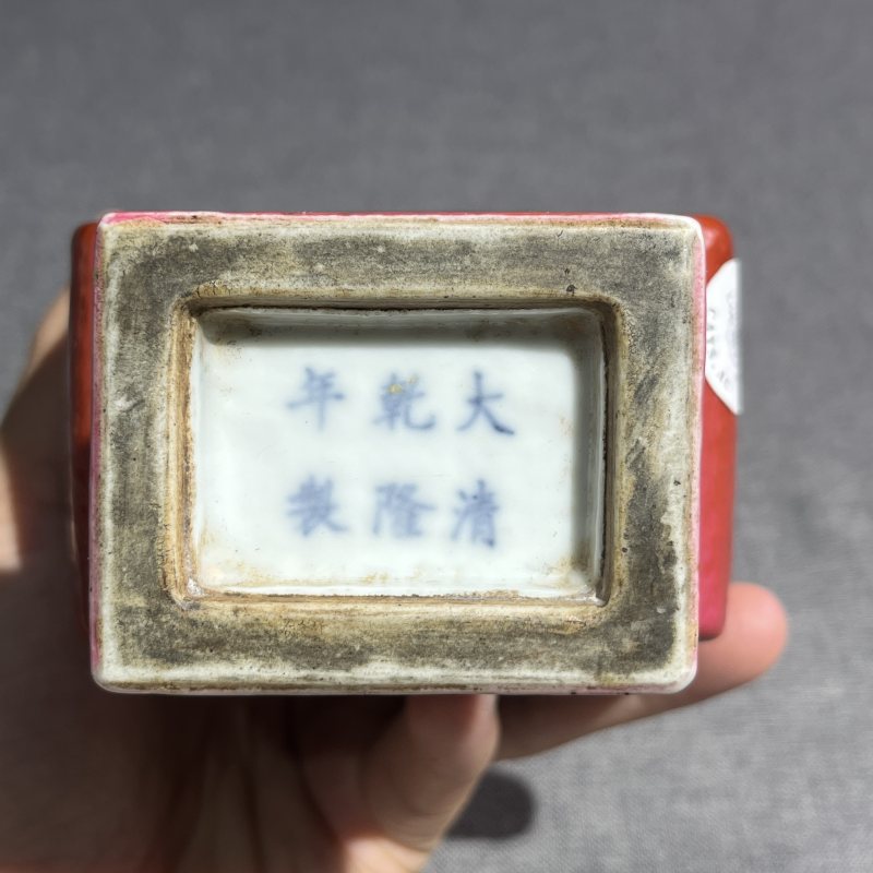 民国胭脂红开窗花卉方瓶 - 图10