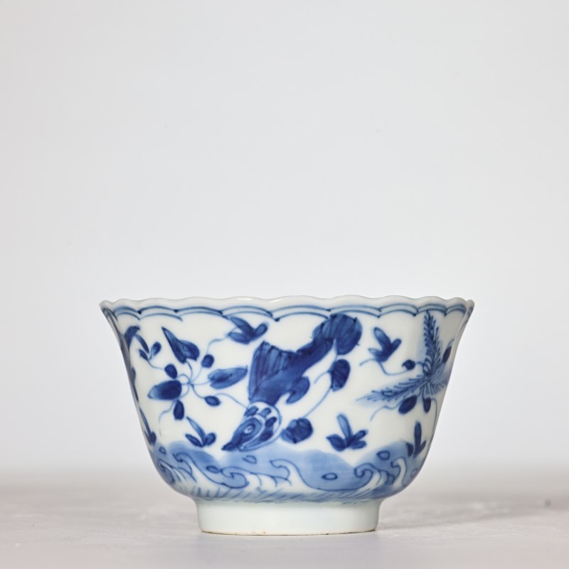 清康熙 青花鱼藻纹花口杯 - 图2