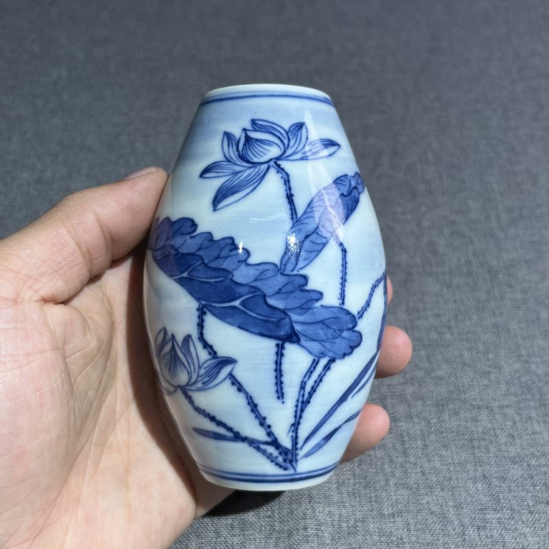 清中期青花荷花橄榄尊 - 图4