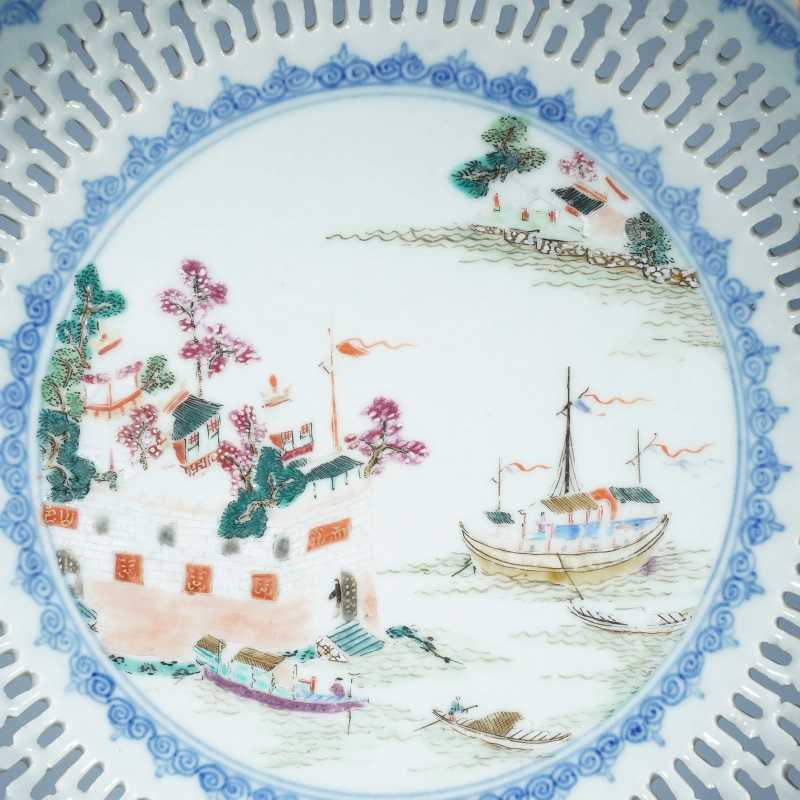清乾隆粉彩风景镂空盘 - 图2