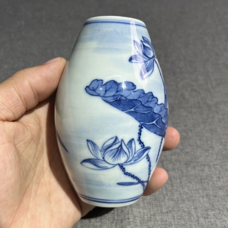 清中期青花荷花橄榄尊 - 图5