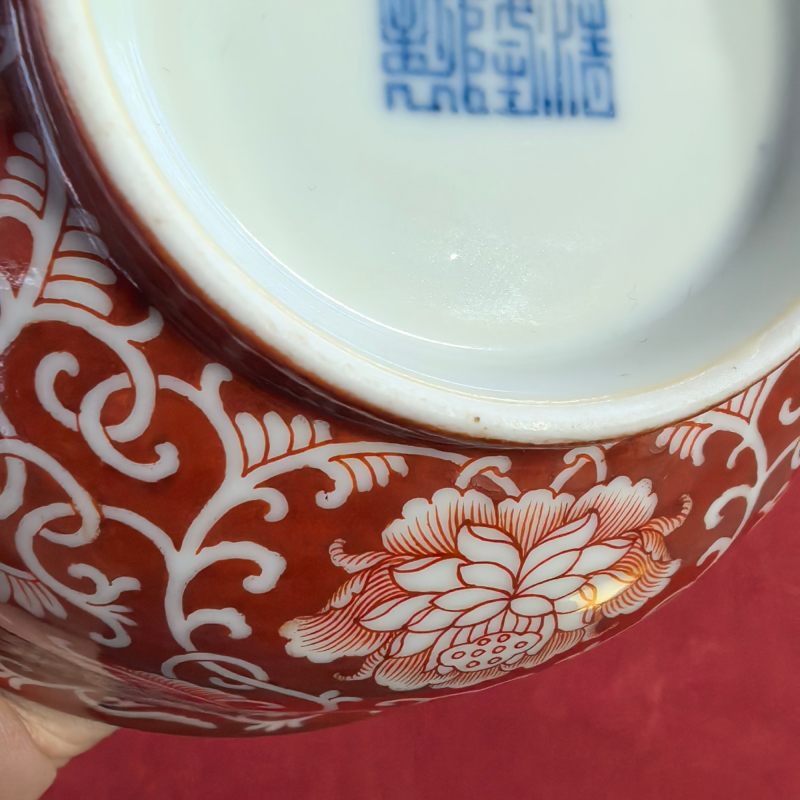 清乾隆 珊瑚红地留白缠枝花卉纹碗 - 图12
