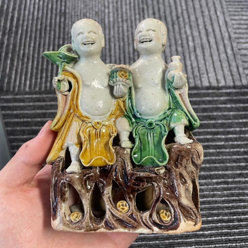 清 素三彩和合二仙瓷塑 - 图6