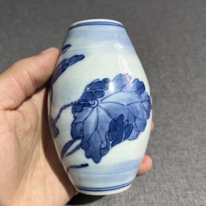 清中期青花荷花橄榄尊 - 图7