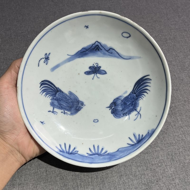 明晚期青花斗鸡纹盘 - 图4