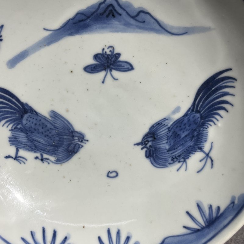 明晚期青花斗鸡纹盘 - 图5