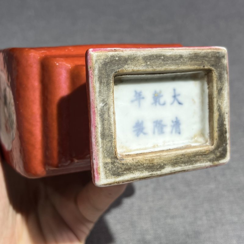 民国胭脂红开窗花卉方瓶 - 图11
