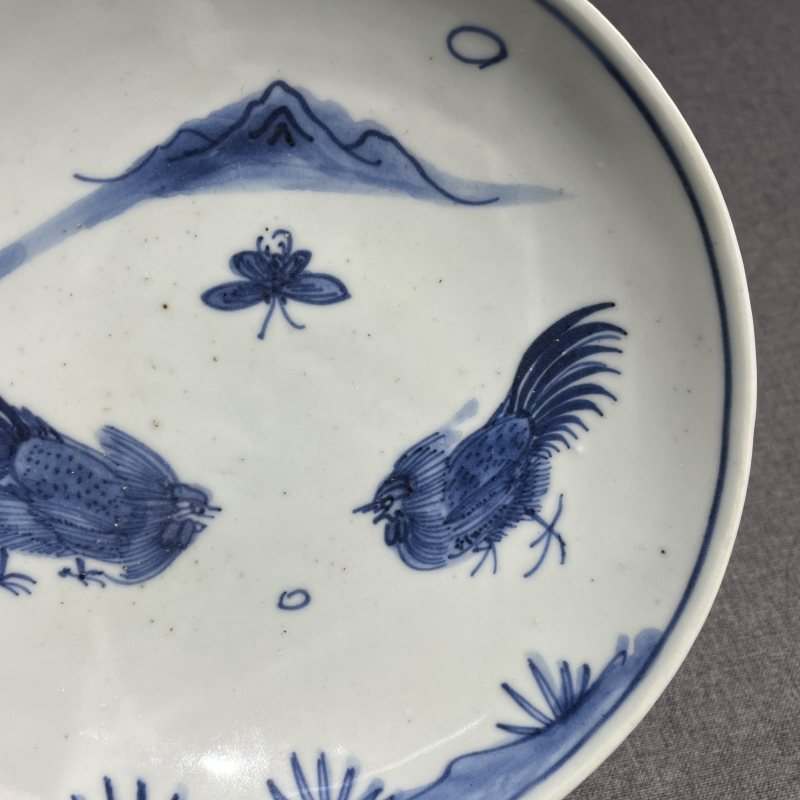 明晚期青花斗鸡纹盘 - 图7