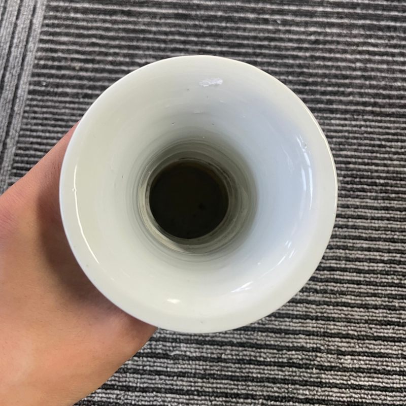 清 白釉浮雕寿字梅花纹花瓶一对 - 图9