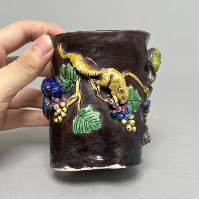 清晚期 素三彩堆塑松鼠葡萄纹笔筒 - 图2