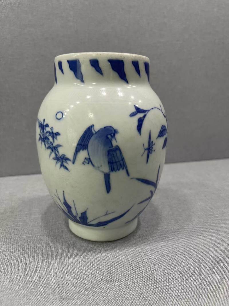 清 青花洞石花鸟纹莲子罐