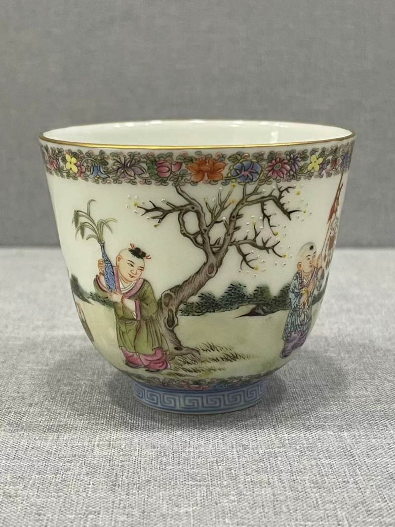 粉彩通景百子闹春图杯 - 图2