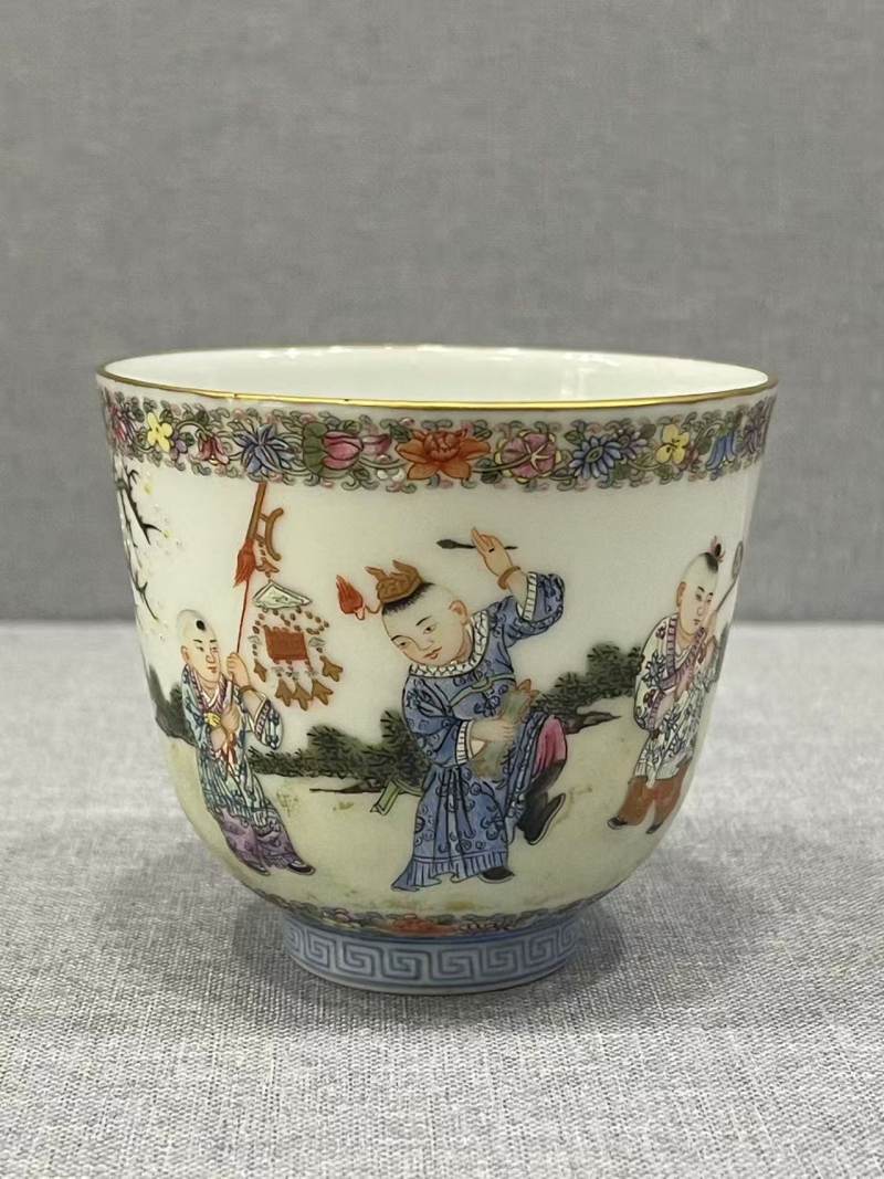 粉彩通景百子闹春图杯 - 图3