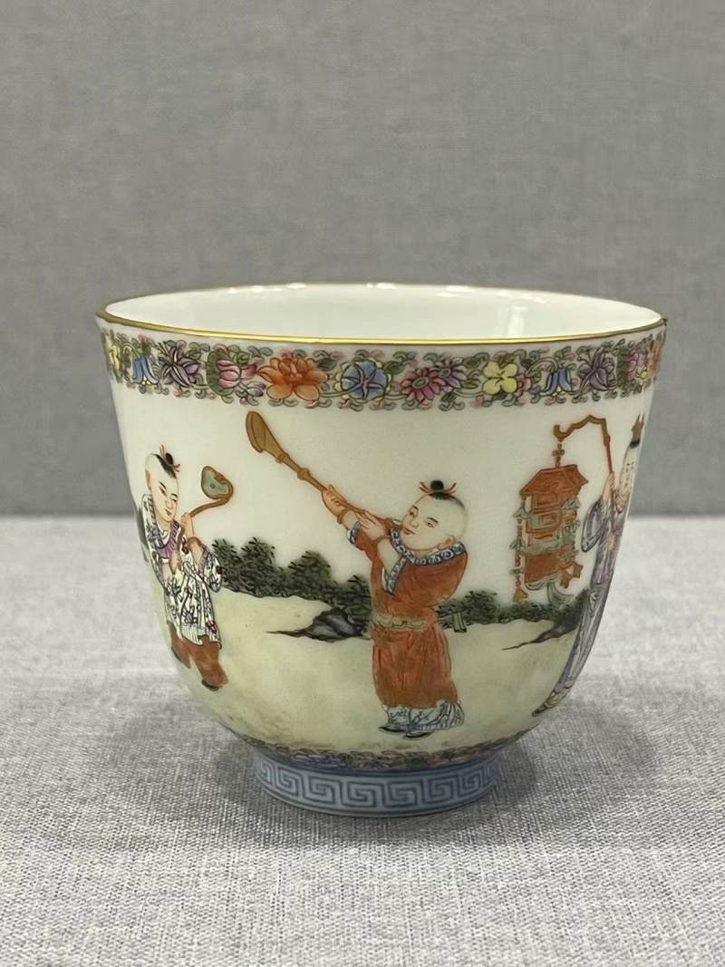 粉彩通景百子闹春图杯 - 图4