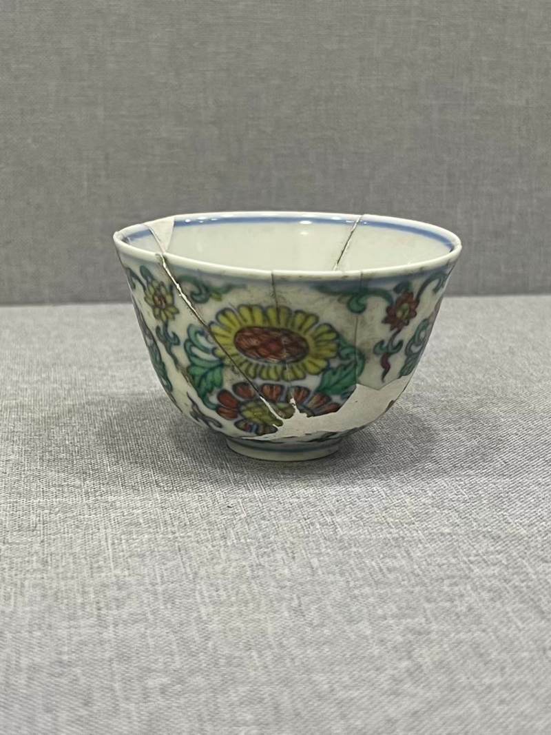 斗彩缠枝向日葵纹杯 - 图2