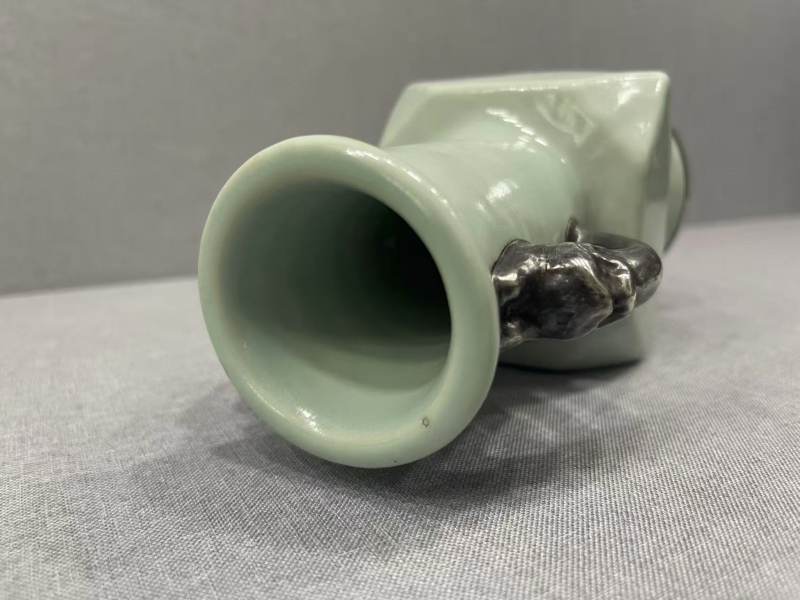 清雍正 粉青釉倭角兽耳瓶 - 图4