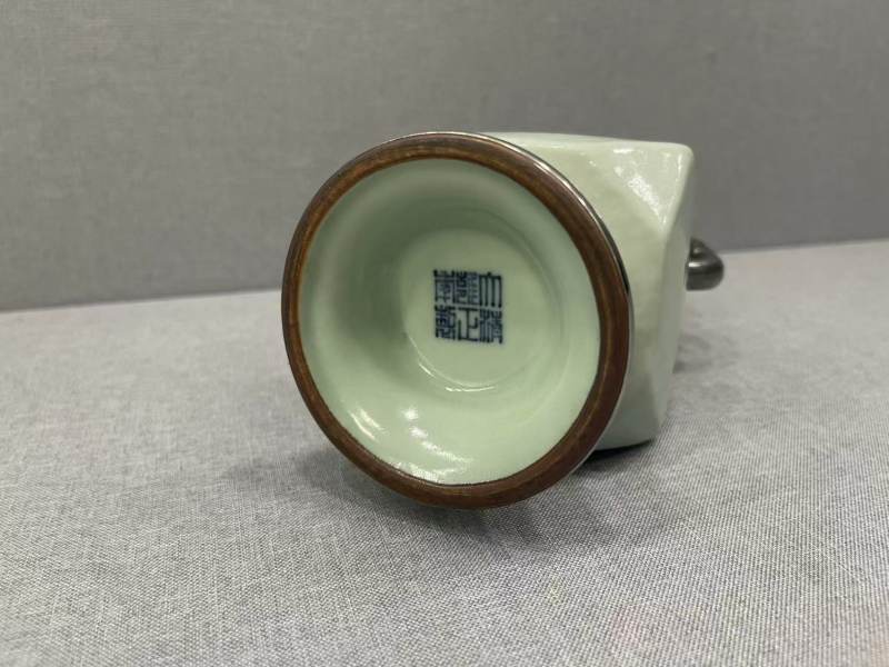 清雍正 粉青釉倭角兽耳瓶 - 图5