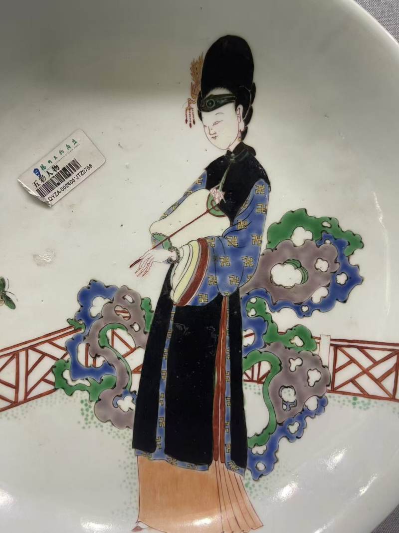 清康熙 五彩仕女大盘 - 图2