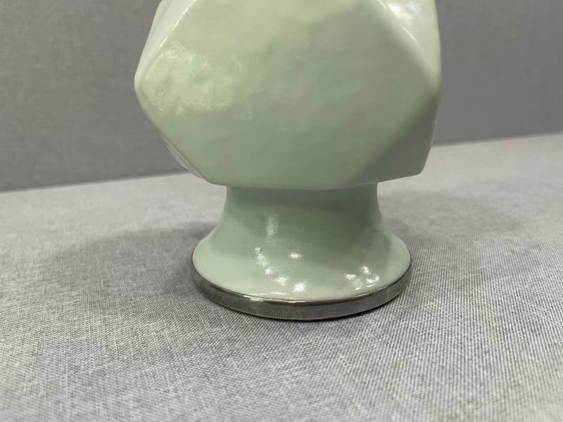 清雍正 粉青釉倭角兽耳瓶 - 图6