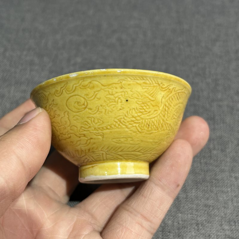 清康熙黄釉暗刻龙纹杯-多宝古瓷宝典