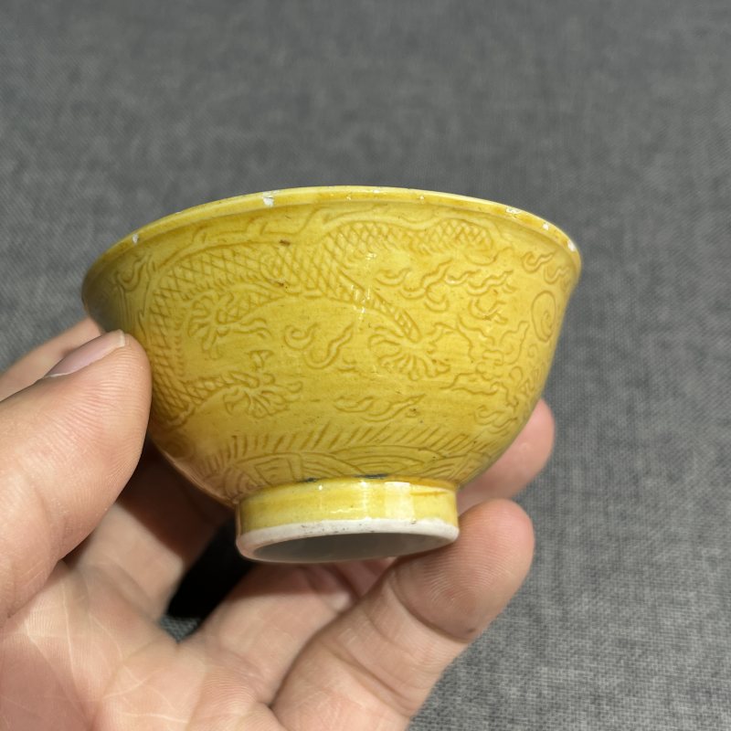 清康熙黄釉暗刻龙纹杯-多宝古瓷宝典
