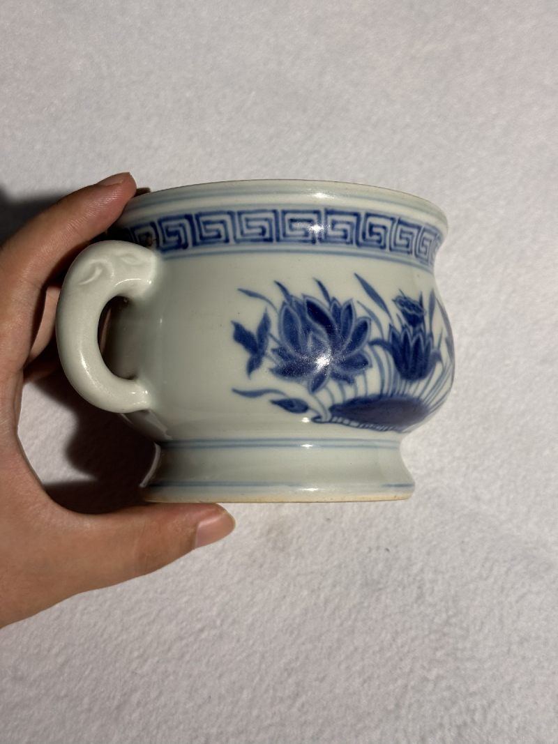 明成化 青花荷花纹象耳炉 - 图6