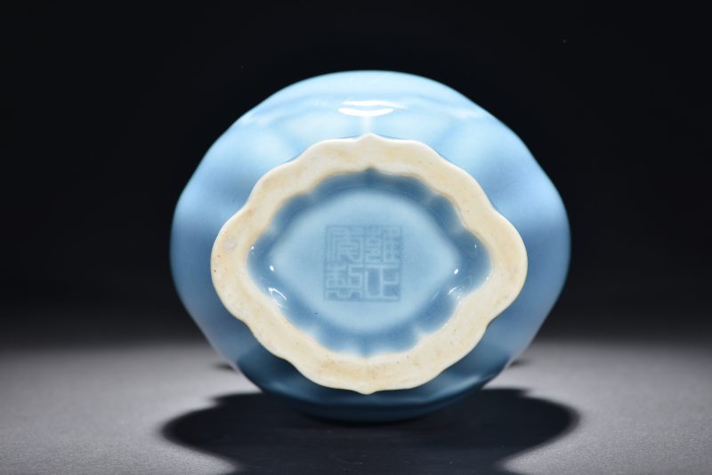 清 天蓝釉铺首衔环海棠尊 - 图6