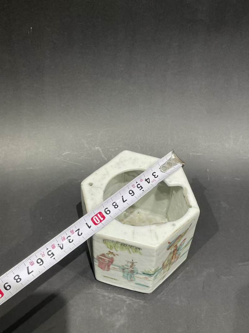 清粉彩人物故事纹六方壶套 - 图11
