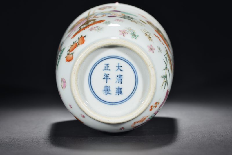 清 粉彩博古纹包袱瓶 - 图5